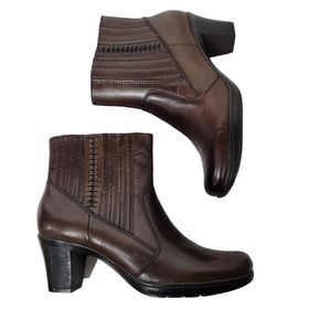 NWOT Clarks Brown Ankle Boots